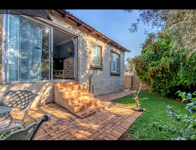 2 BEDROOM TOWNHOUSE FOR SALE IN HONEYDEW MANOR